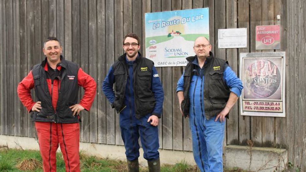 « Avec du travail réparti entre quatre personnes, chacun peut prendre du temps personnel », se réjouissent les associés du Gaec de la Chapelle, Yves (absent sur la photo), Pascal, Axel et Franck Abraham (de gauche à droite). © D. Péronne
